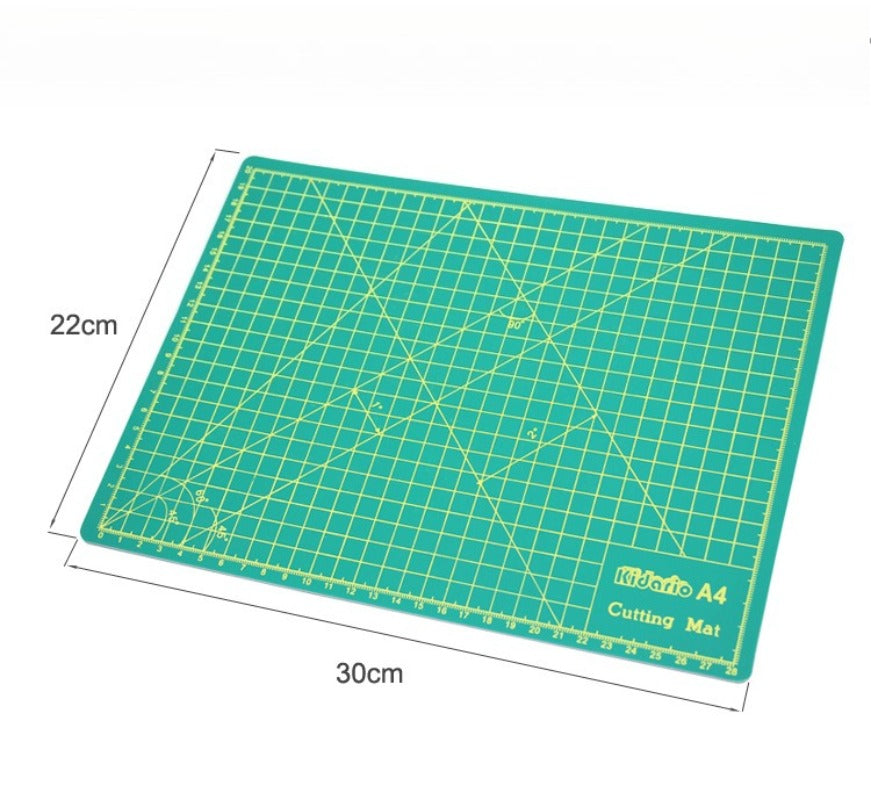 Kidario 切割墊板 A4 規格（22*30cm）3mm 厚 PVC 材質