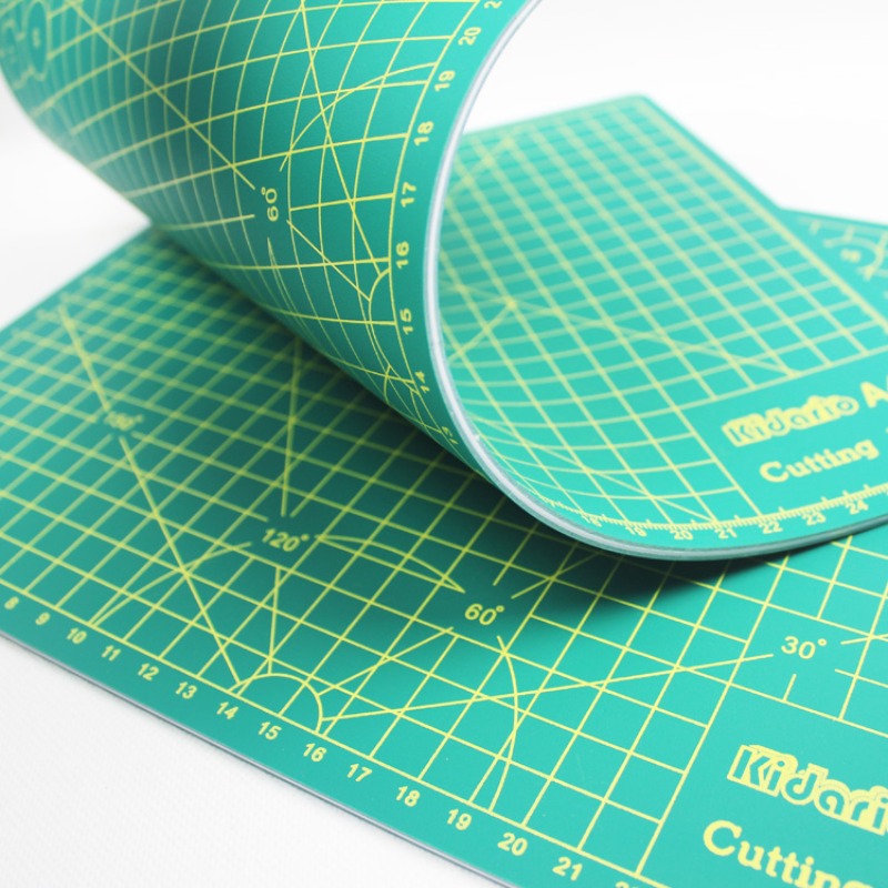 Kidario 切割墊板 A4 規格（22*30cm）3mm 厚 PVC 材質